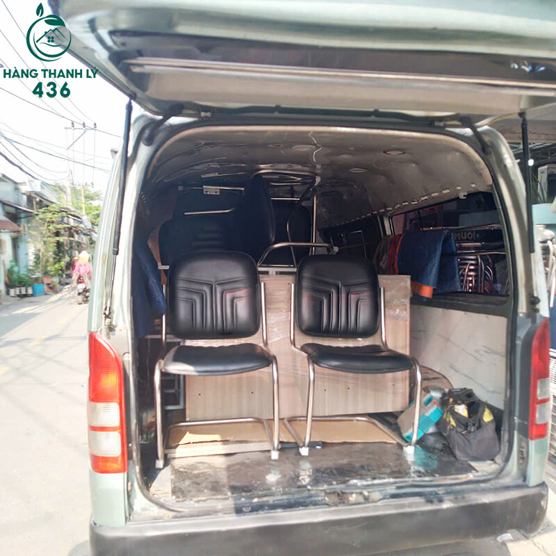 ban-ghe-van-phong-duoc-chat-gon-tren-xe-san-sang-van-chuyen-den-khach Hàng Thanh Lý 436 Hoạt Động Xuất Nhập Kho Tấp Nập Đầu Năm  