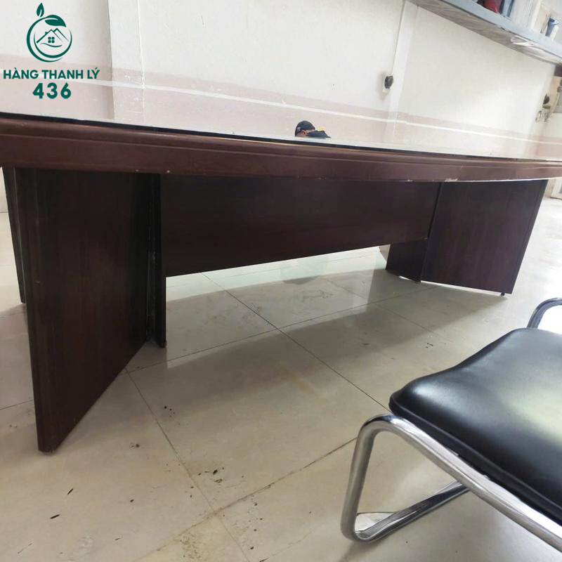 Bàn Họp Cũ 2M9X1M35X75CM Gỗ Công Nghiệp Màu Nâu Đậm ban-hop-cu-2m9x1m35x75cm-go-cong-nghiep-mau-nau-dam-2 Bàn Họp Cũ 2M9X1M35X75CM Gỗ Công Nghiệp Màu Nâu Đậm