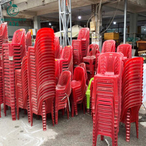 Ghế nhựa cũ duy tân màu đỏ
