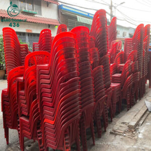 Ghế nhựa cũ duy tân màu đỏ