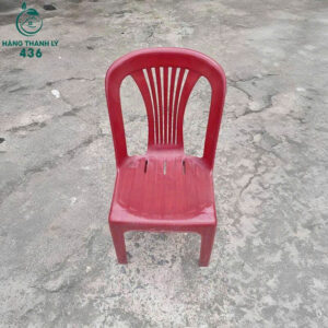 Ghế nhựa cũ duy tân màu đỏ