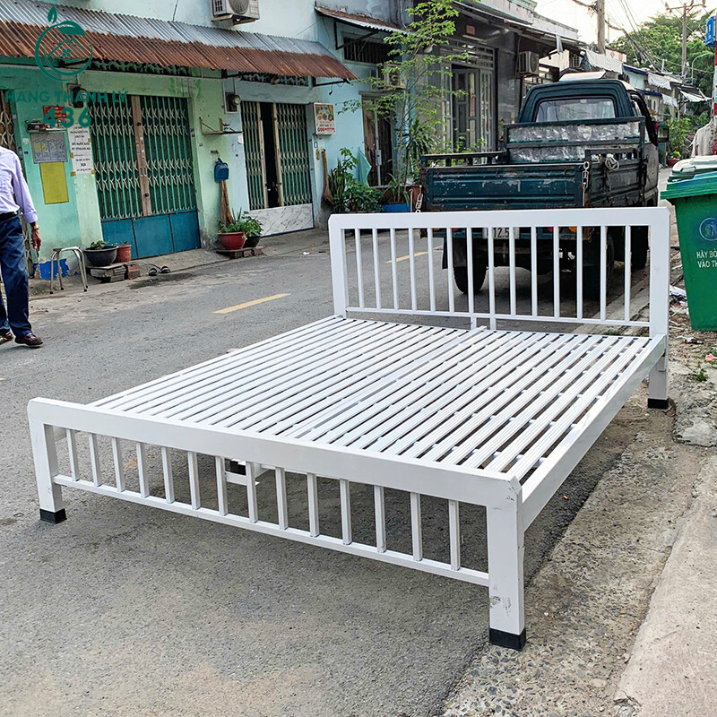 Giường Cũ Sắt Màu Trắng 1M8X2M giuong-cu-sat-mau-trang-1m8x2m-2 Giường Cũ Sắt Màu Trắng 1M8X2M