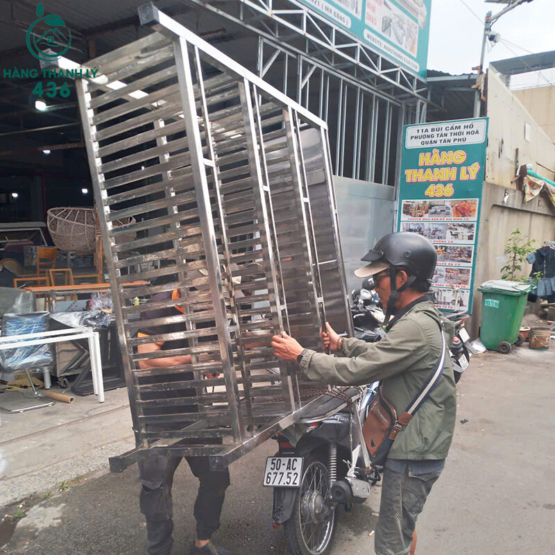 ke-inox-duoc-van-chuyen-ra-khoi-kho-chuan-bi-giao-hang-nhanh-chong-2 Hàng Thanh Lý 436 Hoạt Động Xuất Nhập Kho Tấp Nập Đầu Năm  