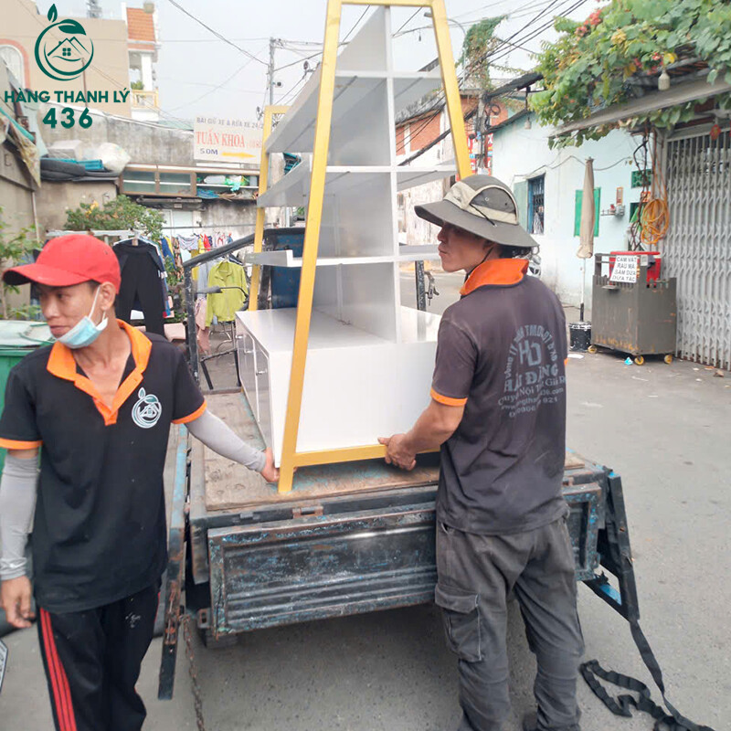 nhan-vien-hang-thanh-ly-436-dang-sap-xep-tu-ke-xuat-kho-chuan-bi-giao-cho-khach-1 Hàng Thanh Lý 436 Hoạt Động Xuất Nhập Kho Tấp Nập Đầu Năm  