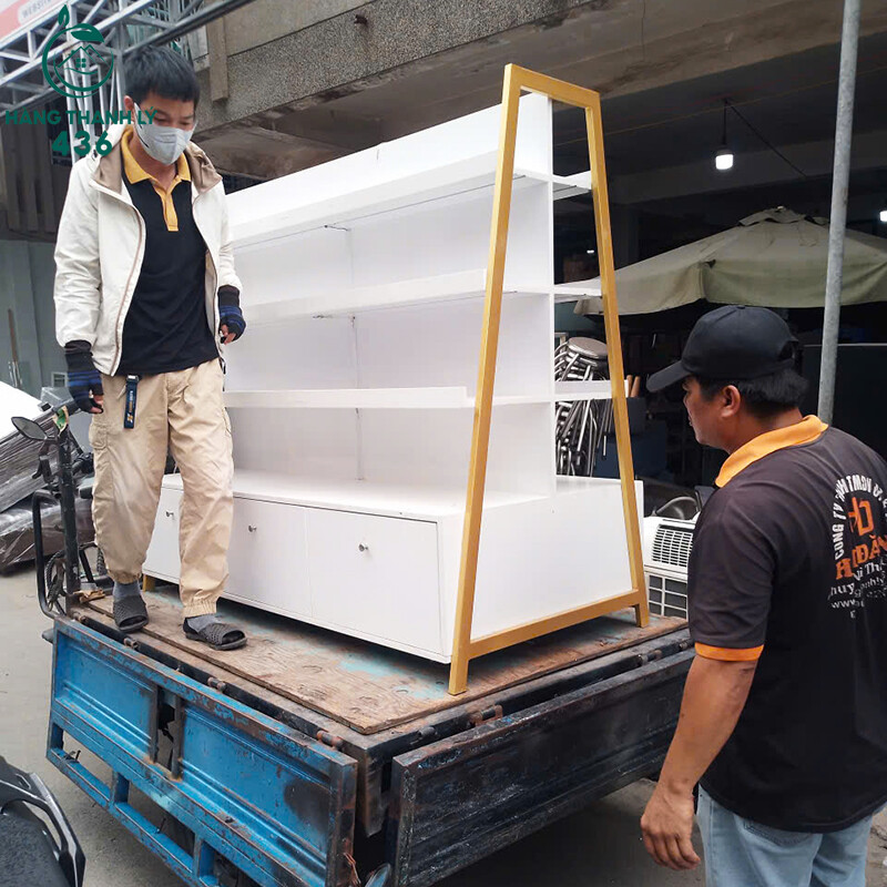 nhan-vien-hang-thanh-ly-436-dang-sap-xep-tu-ke-xuat-kho-chuan-bi-giao-cho-khach-2 Hàng Thanh Lý 436 Hoạt Động Xuất Nhập Kho Tấp Nập Đầu Năm  