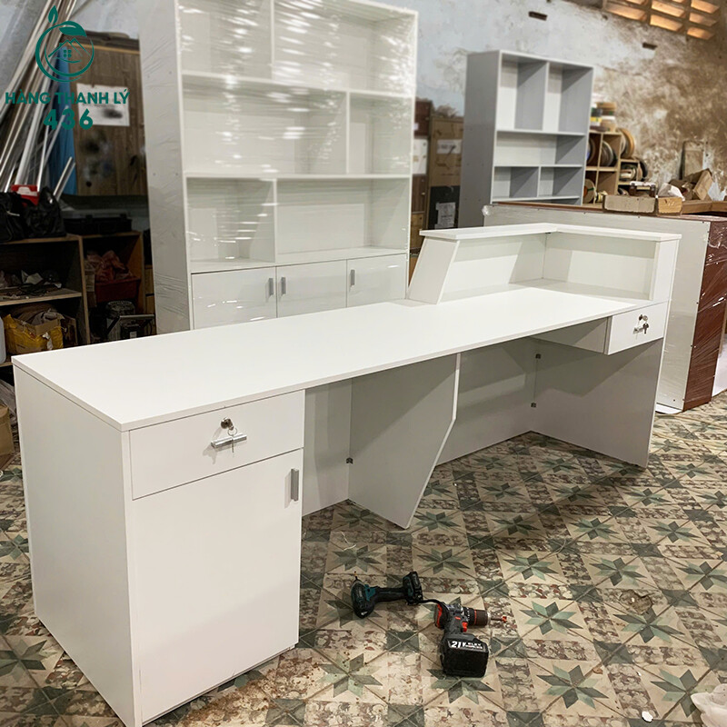 Quầy Lễ Tân Gỗ 2M4X1MX60CMX75CM Màu Trắng Phối Chỉ Đỏ Mới 99% quay-le-tan-go-2m4x1mx60cmx75cm-mau-trang-phoi-chi-do-moi-99-1 Quầy Lễ Tân Gỗ 2M4X1MX60CMX75CM Màu Trắng Phối Chỉ Đỏ Mới 99%