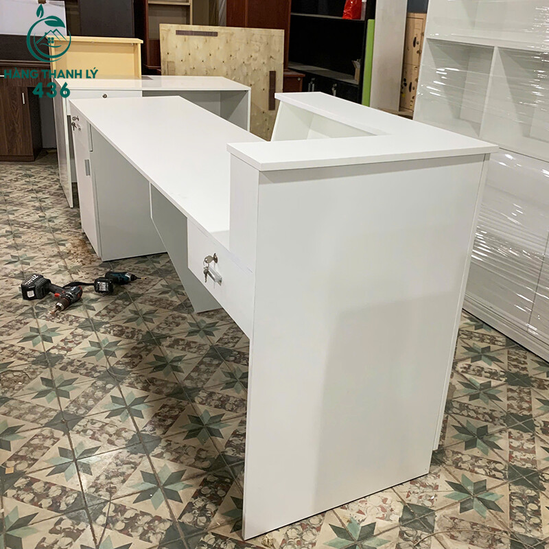 Quầy Lễ Tân Gỗ 2M4X1MX60CMX75CM Màu Trắng Phối Chỉ Đỏ Mới 99% quay-le-tan-go-2m4x1mx60cmx75cm-mau-trang-phoi-chi-do-moi-99-2 Quầy Lễ Tân Gỗ 2M4X1MX60CMX75CM Màu Trắng Phối Chỉ Đỏ Mới 99%