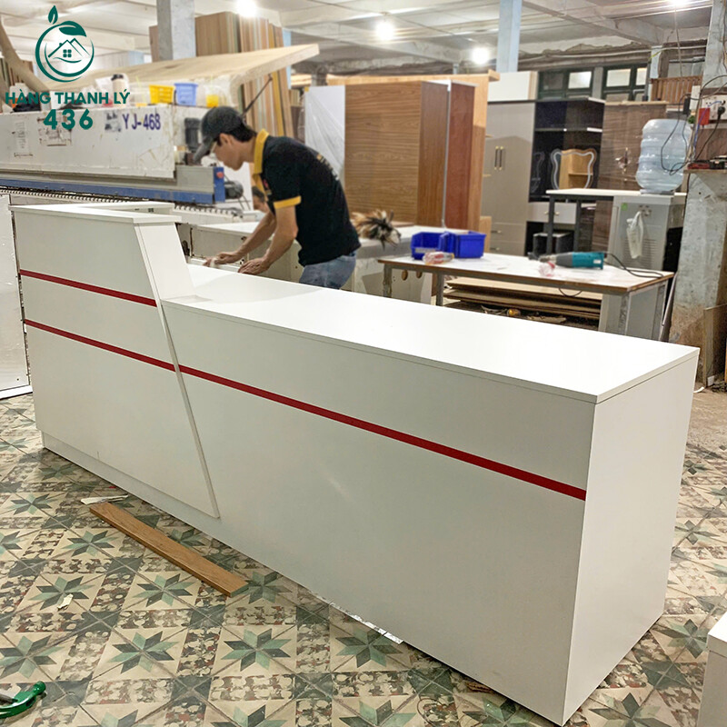 Quầy Lễ Tân Gỗ 2M4X1MX60CMX75CM Màu Trắng Phối Chỉ Đỏ Mới 99% quay-le-tan-go-2m4x1mx60cmx75cm-mau-trang-phoi-chi-do-moi-99-3 Quầy Lễ Tân Gỗ 2M4X1MX60CMX75CM Màu Trắng Phối Chỉ Đỏ Mới 99%
