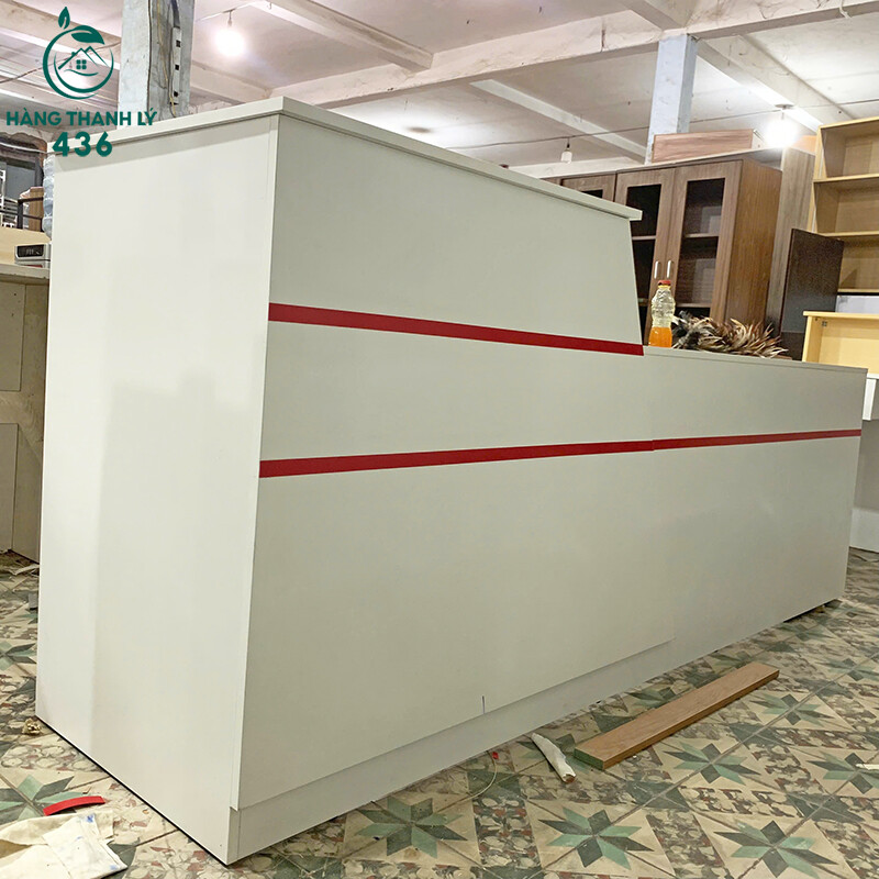Quầy Lễ Tân Gỗ 2M4X1MX60CMX75CM Màu Trắng Phối Chỉ Đỏ Mới 99% quay-le-tan-go-2m4x1mx60cmx75cm-mau-trang-phoi-chi-do-moi-99-4 Quầy Lễ Tân Gỗ 2M4X1MX60CMX75CM Màu Trắng Phối Chỉ Đỏ Mới 99%