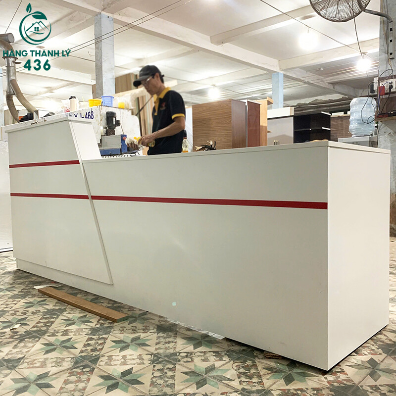 Quầy Lễ Tân Gỗ 2M4X1MX60CMX75CM Màu Trắng Phối Chỉ Đỏ Mới 99% quay-le-tan-go-2m4x1mx60cmx75cm-mau-trang-phoi-chi-do-moi-99-5 Quầy Lễ Tân Gỗ 2M4X1MX60CMX75CM Màu Trắng Phối Chỉ Đỏ Mới 99%