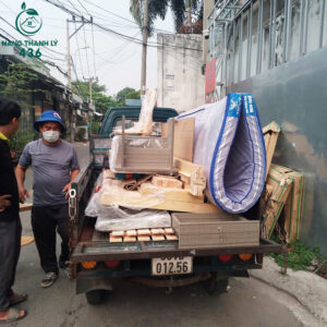 xe-cua-hang-thanh-ly-436-chat-day-noi-that-cu-300x300 Hàng Thanh Lý 436 Hoạt Động Xuất Nhập Kho Tấp Nập Đầu Năm  