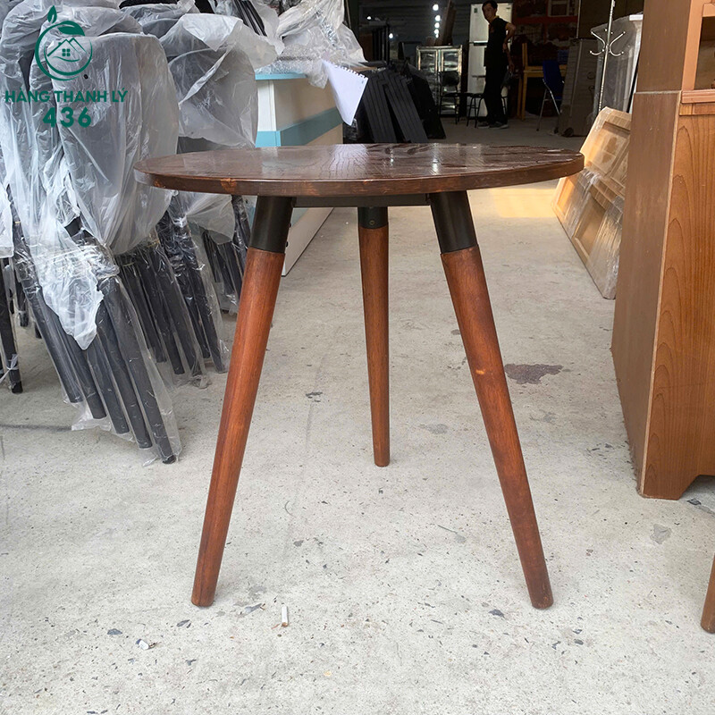 Bàn Cafe Tròn 3 Chân Gỗ Cũ Màu Nâu Sẫm ban-cafe-tron-3-chan-go-cu-mau-nau-sam-4 Bàn Cafe Tròn 3 Chân Gỗ Cũ Màu Nâu Sẫm