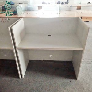 Bàn Làm Việc Cũ Vân Gỗ Trắng 1M15 Vách Kính Tiện Dụng