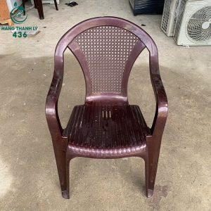 ghe-nhua-cu-co-tay-vin-giup-ngoi-thoai-mai-hon-1-300x300 Mua Bán Bàn Ghế Cũ, Nội Thất Cũ Tại TPHCM  