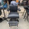 Ghế Salon Cũ Màu Đen Có Bệ Đặt Chân Phía Trước