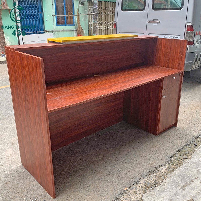 Quầy Lễ Tân Gỗ Cũ 1M8X60CMX1M1 Phối Vân Gỗ Vàng quay-le-tan-cu-mau-van-go-phoi-vang-co-hoc-keo-1 Quầy Lễ Tân Gỗ Cũ 1M8X60CMX1M1 Phối Vân Gỗ Vàng