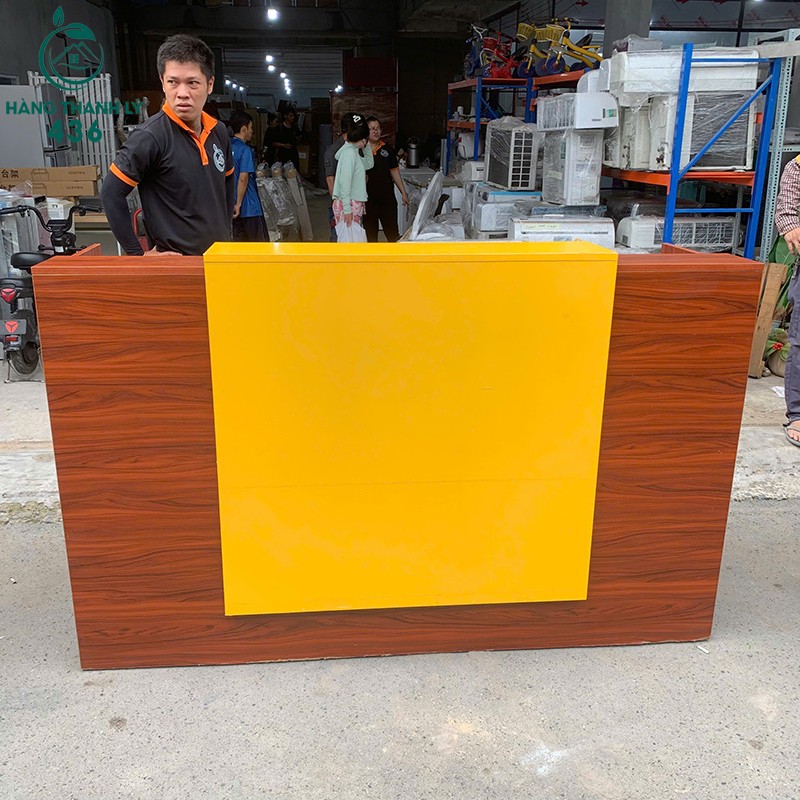 Quầy Lễ Tân Gỗ Cũ 1M8X60CMX1M1 Phối Vân Gỗ Vàng quay-le-tan-cu-mau-van-go-phoi-vang-co-hoc-keo-2 Quầy Lễ Tân Gỗ Cũ 1M8X60CMX1M1 Phối Vân Gỗ Vàng