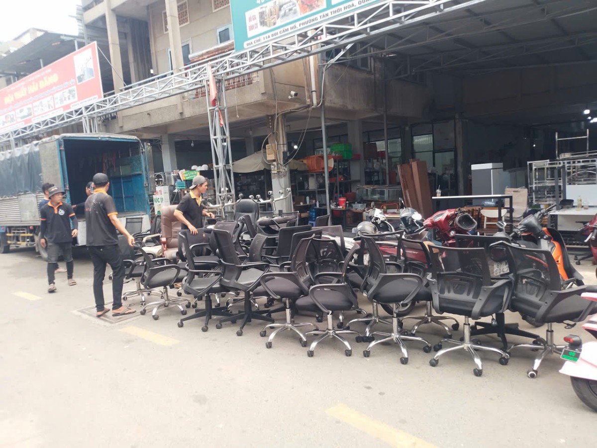 thu-mua-ban-ghe-go-cu-so-luong-lon Thu Mua Đồ Cũ, Bàn Ghế Cũ Tại Nhà Giá Cao TP.HCM  
