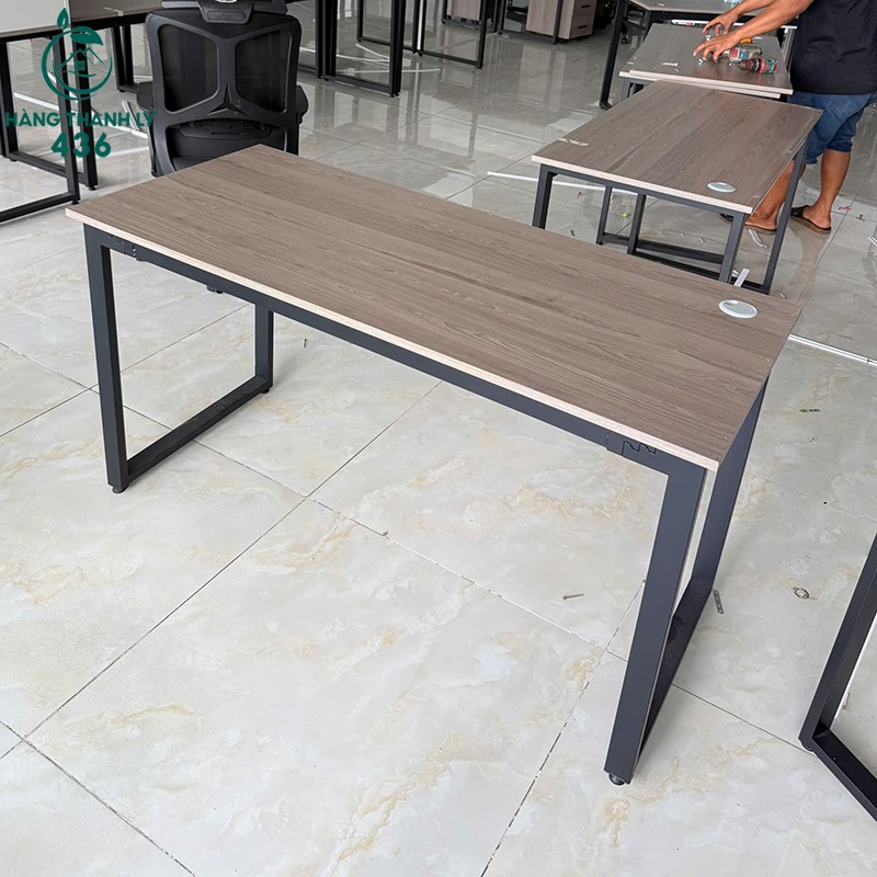 Bàn Làm Việc Cũ 1M4 Chân Sắt Chữ U Vân Gỗ Nâu ban-lam-viec-cu-1m4-chan-sat-chu-u-mau-den-3 Bàn Làm Việc Cũ 1M4 Chân Sắt Chữ U Vân Gỗ Nâu