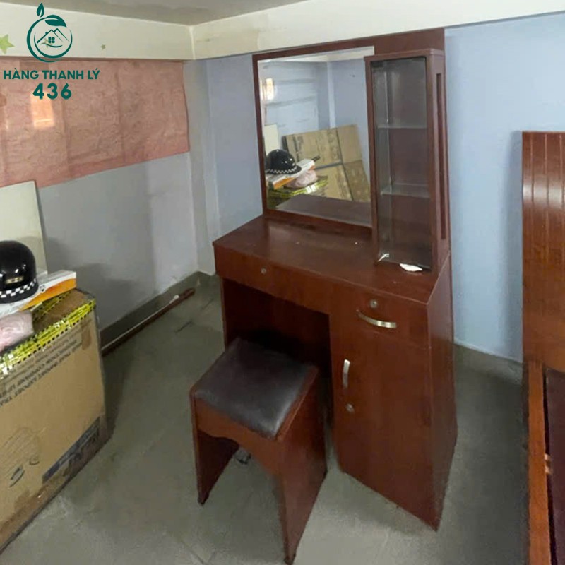 Bàn Trang Điểm Cũ Vân Gỗ Nâu Kèm Ghế Tiện Lợi ban-trang-diem-cu-van-go-nau-kem-ghe-tien-loi-1 Bàn Trang Điểm Cũ Vân Gỗ Nâu Kèm Ghế Tiện Lợi