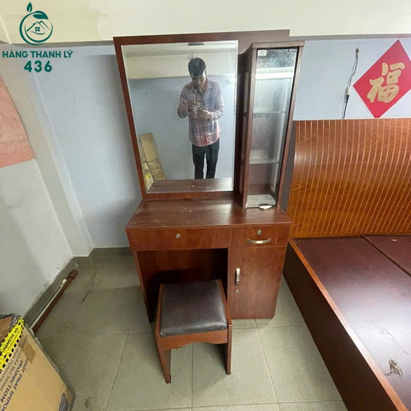 Bàn Trang Điểm Cũ Vân Gỗ Nâu Kèm Ghế Tiện Lợi ban-trang-diem-cu-van-go-nau-kem-ghe-tien-loi-2 Bàn Trang Điểm Cũ Vân Gỗ Nâu Kèm Ghế Tiện Lợi