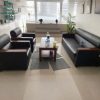 Bộ Sofa Da Cũ Màu Đen Kèm Bàn Trà Gỗ