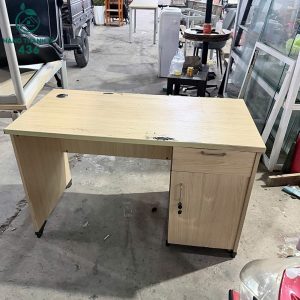 Ban-Van-Phong-Cu-1m2-Co-Hoc-Tu-Khoa-1-300x300 Những mẫu bàn làm việc 1m2 cũ dành cho văn phòng nhỏ  