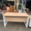 Bàn Nhân Viên Cũ Có Yếm Che Phía Trước 1m4