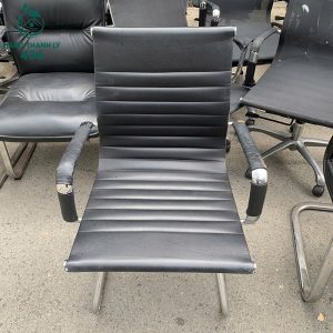 ghe-chan-quy-cu-boc-da-mau-den-3-300x300 Mua Bán Bàn Ghế Cũ, Nội Thất Cũ Tại TPHCM  