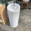 Lavabo Cũ Có Chân Tròn Màu Trắng