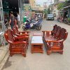 Salon Gỗ Cũ Có Ghế Băng Và Bàn Trà