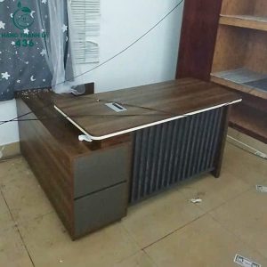 ban-giam-doc-cu-go-mau-nau-chan-yem-sang-trong-300x300 Mua Bán Bàn Ghế Cũ, Nội Thất Cũ Tại TPHCM  