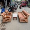 Ghế Sofa Bọc Da Cũ Có Tay Vịn Gỗ Cong