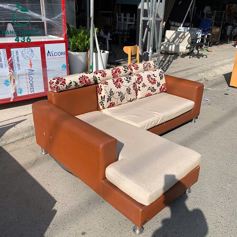 Sofa Góc Cũ Màu Nâu Phối Be Gối Hoa Đẹp 3m15 sofa-goc-cu-mau-nau-phoi-be-goi-hoa-dep-3m15-3 Sofa Góc Cũ Màu Nâu Phối Be Gối Hoa Đẹp 3m15